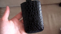 Чехол-карман для iPhone и iPod Touch. Глянцевый, сделан под кожу аллигатора с ремешком.